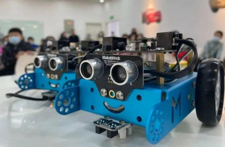 七个小蓝猴编程机器人加盟