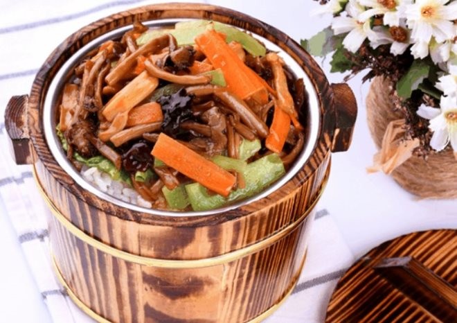武汉湘聚辣过瘾木桶饭