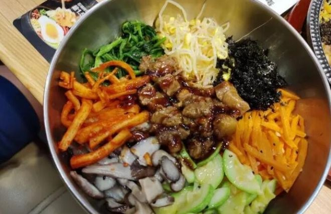 韩式肥牛石锅拌饭