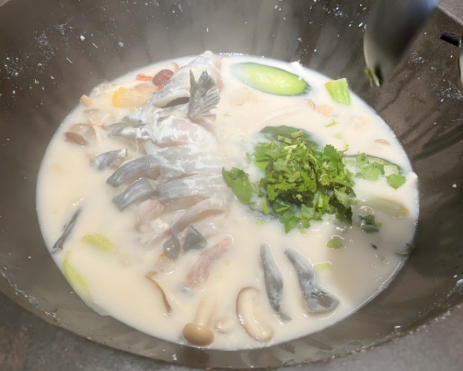 石锅鱼店