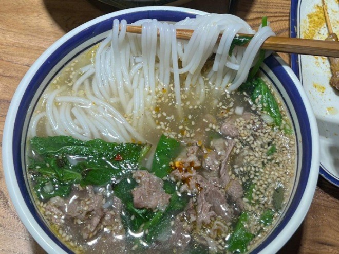 云阿蠻生燙牛肉米線