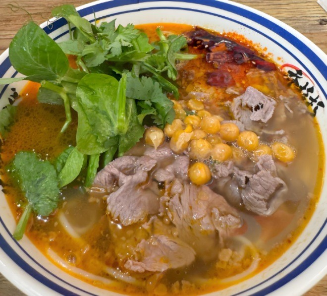 喬杉杉生燙牛肉米線