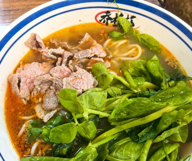 喬杉杉生燙牛肉米線