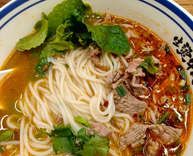 喬杉杉生燙牛肉米線