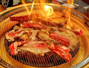 現在消費者為什么青睞胡老三泥爐烤肉店？