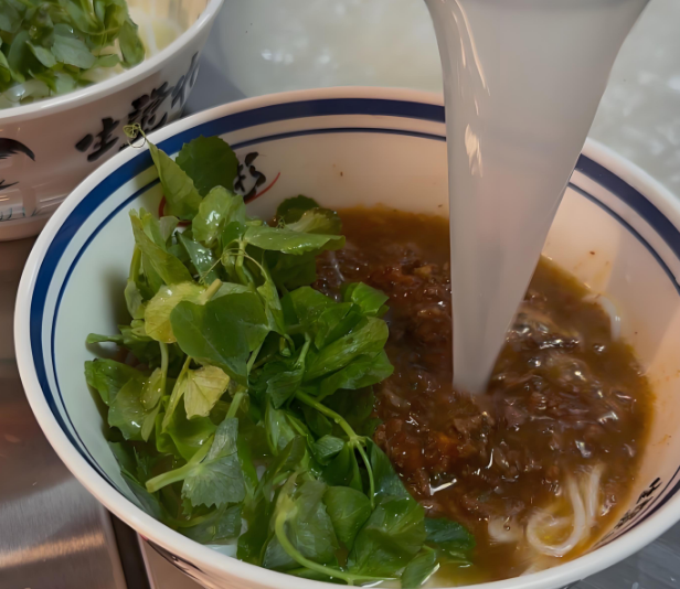 喬杉杉生燙牛肉米線
