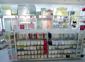 2025年为何推荐加盟七色花饰品店？