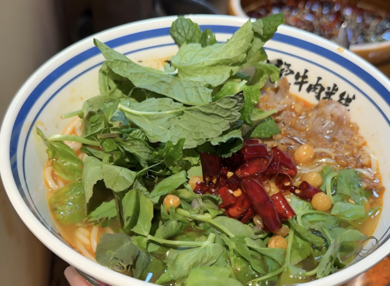 乔杉杉生烫牛肉米线