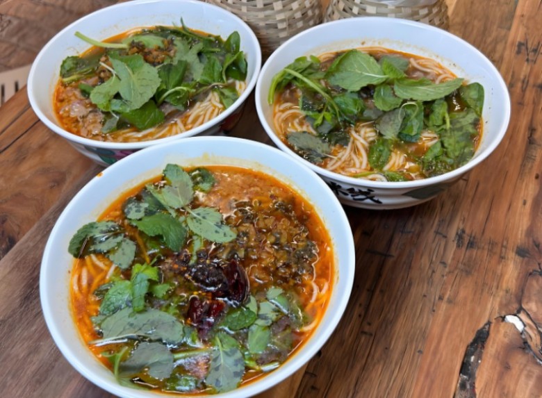 喬杉杉生燙牛肉米線